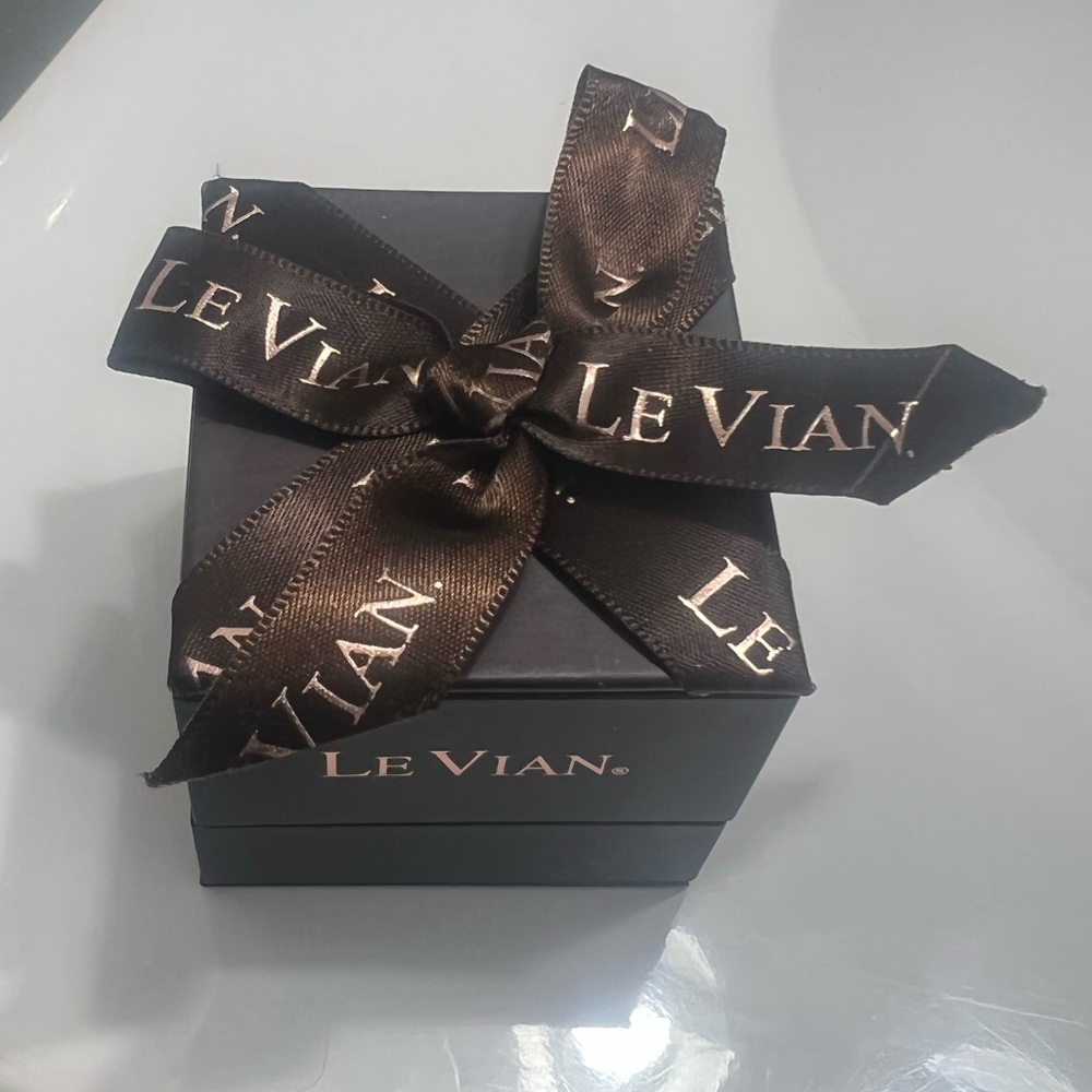 Levian box